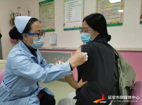 洛川县第一针新冠肺炎疫苗完成接种(分离图(117006)-20210106094748